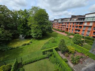 We have a winner!!!!! Top appartement op Top locatie!!! Gelegen aan het Guldenbergplantsoen, vlakbij de Leie, op wandelafstand van de Grote Markt en op een unieke rustige groene locatie in het historisch hart van Kortrijk!! Wat kan u meer verlangen? Op de 3de verdieping en bestaande uit hal met vestiaire en apart toilet, super ruime living met aansluitend bureelruimte en eethoek. Groot en zeer aangenaam terras van waar u een prachtig uitzicht heeft op het groene stadspark. Volledige geïnstalleerde keuken met achterliggende berging. Twee ruime slaapkamers met ingemaakte kasten met elk hun eigen badkamer, waarvan één heel grote. Tevens voorzien van elektrische stores en airco. Ondergrondse garagebox inbegrepen in de prijs. EPC Label A!!! Bel of mail ons snel om deze topper te bezoeken!!!!