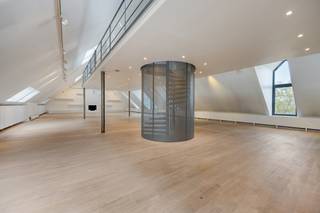 <strong>Unieke loft van ca. 400m² op 't Zuid, in een prachtig gebouw in Neo-Vlaamse renaissancestijl.</strong><br /><br /><strong>Indeling:</strong><br />De <strong>royale leefruimte met mezzanine </strong>geniet van een prachtig zicht over het <strong>Zuidpark</strong>. Deze is voorzien van een <strong>open haard</strong> met rondom rond schabben en opbergkasten. Via de draaitrap komt u op de mezzanine terecht, waar de slaapkamer zich bevindt. Aansluitend aan de slaapkamer, een <strong>praktische dressing</strong> en de badkamer voorzien van een groot bad, een badkamermeubel met een dubbele wastafel, een inloopdouche en een toilet. <br />Achter de leefruimte, de <strong>volledig uitgeruste keuken</strong> voorzien van een Amerikaans koelkast, microgolfoven, traditionele oven, kookplaat, dampkap, vaatwasser, twee ingewerkte gootstenen, ontbijttafel en voldoende kasten. Achter de keukenwand, de grote technische berging met o.a. aansluiting voor een wasmachine en een droogkast. <br />Tussen de leefruimte en de keuken, een bureauruimte met ingemaakte kasten en toegang tot het gastentoilet. <br /><br /><strong>Bijzonderheden:</strong><br />Bouwkundig erfgoed;<br />Maandelijkse kosten: 180,- EUR per maand [Beheer; verbruik/onderhoud van de gemeenschappelijke delen (incl. lift) + provisie waterverbruik)<br /><strong>Aparte nutsvoorzieningen</strong> elektriciteit en gas.<br />Mogelijkheid om een autostaanplaats bij te huren voor 170,- EUR / maand.<br /><br /><strong>Ligging:</strong><br />Gelegen op een absolute <strong>AAA-locatie</strong> met alle faciliteiten om de hoek.