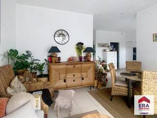 <strong>Gezellig appartement van 74 m² met 2 slaapkamers in centrum Tielt!<br />Bezoek enkel mogelijk door onderstaande link volledig en correct in te vullen: </strong>https://mijnhuurprofiel.be/property/a4b0e6a7-927f-445a-8c97-9ece36219f11<br /><br />Ligging: Centrum Tielt. Op wandelafstand van de markt, bakker, bank, slager, openbaar vervoer enz.<br /><br />Dit appartement is gelegen op de eerste verdieping en is te bereiken met een lift.<br /><br />Indeling: We komen binnen in het appartement en hebben onmiddellijk toegang tot de woonkamer met open keuken (5 m op 6 m). Dit appartement beschikt over hoge plafonds alsook grote raampartijen waardoor er veel natuurlijke lichtinval is. Vanuit de living kunnen we naar het balkon. Hier hebben we een mooi zicht op de Sint-Pieterskerk. De keuken is ingericht met een keramische kookplaat, dampkap, oven, microgolfoven, dubbele spoelbak, koelkast met diepvriesvak en voorziening voor een vaatwasmachine. Bij de keuken is er een handige berging van 1,8 m op 1,9 m met voorziening voor wasmachine en droogkast. Vervolgens hebben we een apart toilet met handenwasser. Daarnaast is er de badkamer afgewerkt met een ligbad en een enkelvoudige lavabo met spiegel. In dit appartement zijn er twee slaapkamers van respectievelijk 2,1m op 3,9 m en 3,4 m op 3,9 m. Tot slot hebben we bij dit appartement een autostaanplaats alsook een privatieve kelderberging.<br /><br />Pluspunten:<br />- Centrum ligging;<br />- Zeer energiezuinig appartement;<br />- Privatieve kelderberging en staanplaats.