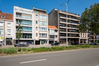 Dit lichtrijk appartement in de Molenstraat te Eeklo biedt een mooie kans voor wie op zoek is naar comfortabel wonen in het centrum, met alle voorzieningen op wandelafstand of voor wie op zoek is naar een rendabele investering. <br /><br /><strong>Ligging: </strong><br />Gelegen in de Molenstraat, bevindt het appartement zich op een centrale locatie in Eeklo. Winkels, scholen, horeca en openbaar vervoer zijn gemakkelijk bereikbaar, waardoor u geniet van alle voordelen van wonen in het hart van de stad.<br /><br /><strong>Indeling van het appartement:</strong><br />U komt binnen in de inkomhal die toegang geeft tot de verschillende ruimtes van het appartement.<br /><br />De woonkamer biedt voldoende ruimte voor een gezellige salon en een eetplaats. Aansluitend bevindt zich de keuken, die door middel van een schuifdeur kan worden afgesloten van de leefruimte. Dankzij deze flexibele indeling kan de keuken zowel open als gesloten gebruikt worden, naar eigen voorkeur.<br /><br />Het appartement beschikt over twee slaapkamers. Via één van de slaapkamers heeft u toegang tot het terras aan de achterzijde van het gebouw. Verder is er een badkamer met douche, een apart gastentoilet en een bergruimte die ook perfect kan dienen als hobbykamer of bureau.<br /><br />Verder beschikt het appartement ook over een kelderberging en een mogelijkheid om overdekte autostaanplaats bij te kopen op de gelijkvloerse verdieping achteraan.<br /><br /><strong>Extra kenmerken:</strong><br />✅ Gelegen in het centrum van Eeklo<br />✅ Twee slaapkamers<br />✅ Ruim zonneterras aan de achterzijde<br />✅ Lift aanwezig in het gebouw<br />✅ Kelderberging <br />✅ Mogelijkheid aankoop private parkeerplaats<br />✅ Geschikt voor eigen bewoning of als investering<br /><br /><strong>Meer weten over dit veelzijdige appartement? Plan vandaag nog uw bezoek!</strong>