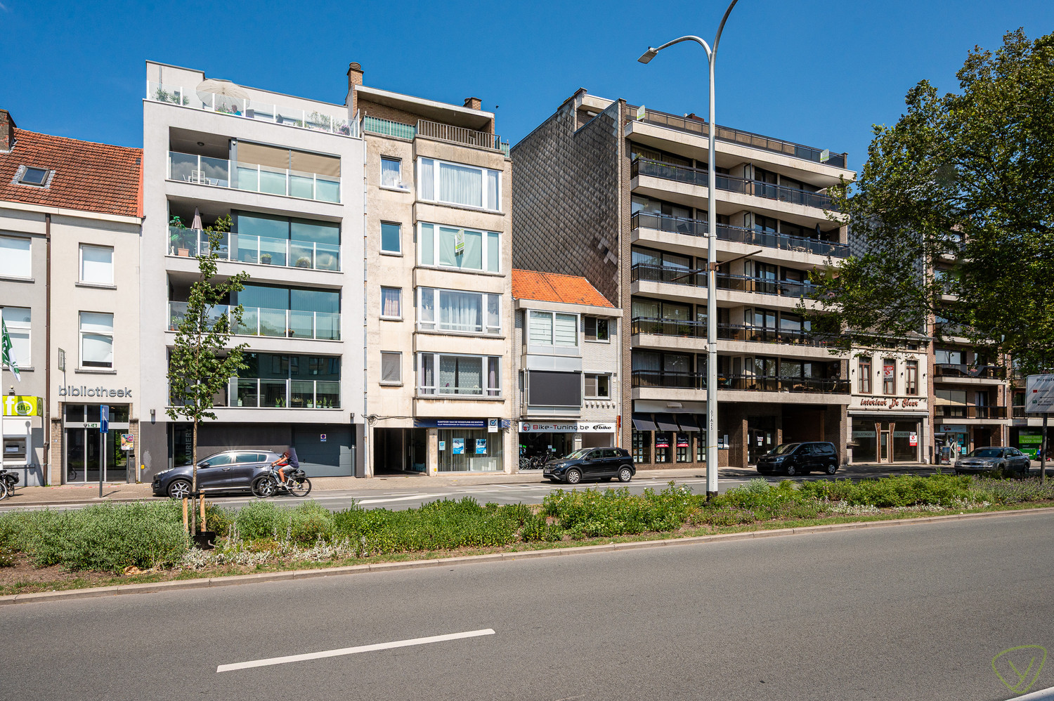 Centraal gelegen appartement met 2 slaapkamers in Eeklo met een zonnig terras. - foto 1