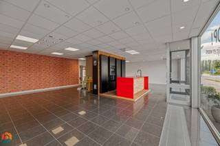 Op een uitstekende locatie te Sint-Katelijne-Waver bevindt zich dit handelsgelijkvloers met een schitterende visibiliteit en bovenliggende woonst...