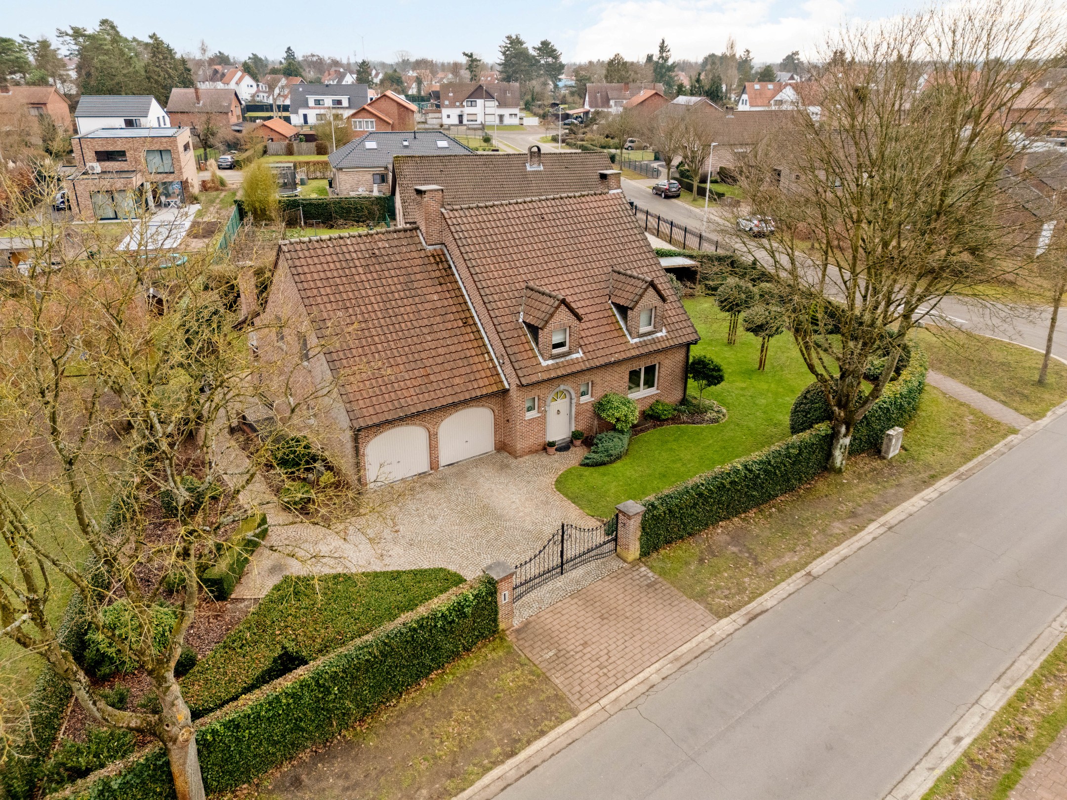 Instapklare en uitstekend onderhouden gezinswoning met 4 slaapkamers op een terrein van 908m² te Genk. - foto 2