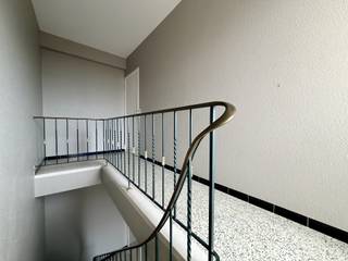APPARTEMENT AVEC TERRASSE ORIENTÉE PLEIN SUD
Situé au deuxième et dernier étage d’un petit immeuble de seulement deux appartements, ce bel appartement lumineux de 90 m² offre un hall d’entrée, un spacieux séjour, une cuisine entièrement équipée, deux grandes chambres, une salle de bains et un WC séparé.
À l’arrière, vous profitez d’une agréable terrasse de 14 m² orientée plein sud avec un espace de rangement.
Construction solide avec planchers en béton, offrant calme et intimité grâce à une copropriété très limitée.
Un bien idéal pour ceux qui recherchent espace, luminosité et tranquillité