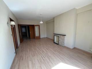 Twee slaapkamer appartement gelegen nabij het Petit Paris. Ruime leefruimte met open zicht. Het appartement heeft twee ruime slaapkamers, waarvan...