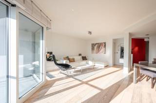 Ruim en zonnig drie slaapkamer appartement met prachtig uitzicht over de villa's van het zoute.Het appartement is ideaal gelegen op een gegeerde...