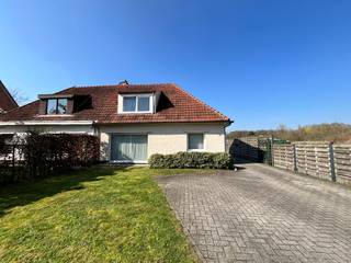 Instapklare halfopen woning met fraaie voor- en achtertuin op een unieke locatie te Brasschaat nabij Mishagen-Ploegsebaan. Indeling: inkomhal met gastentoilet, technische ruimte en aparte wasplaats. Een woon- en eetkamer 45m² met trap naar verdieping en veel lichtinval door de grote raampartijen. Een aparte woonkeuken voorzien van hedendaags comfort met toegang tot het overdekt terras. Tevens is er een multifunctionele ruimte anex bureel of 3e slaapkamer 19m² voorzien van een wastafel. De eerste verdieping omvat een nachthal, 2 slaapkamers (15m² en 17m²) op laminaat, een doorloopkamer met ingebouwde kastenwand. Een badkamer ingericht met ligbad, aparte douche, wandmeubel met lavabo en 2e toilet. Bijzonderheden: oprijlaan met poort, carport, buitenberging en achtertuin.