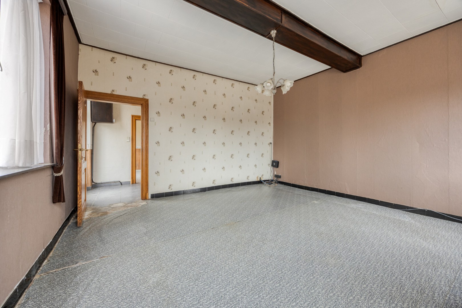 Hoevewoning met binnenkoer, stallingen en grote opslagruimte - foto 4