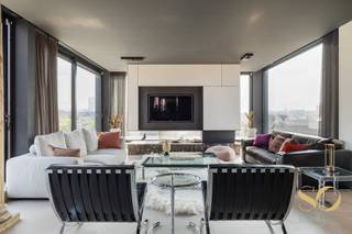Gelegen in de Dansaertwijk, met zicht op het kanaal, op de 5de verdieping van een gebouw uit 2014, biedt dit duplex penthouse ontworpen door architect Glenn Sesstig een uitzonderlijk panorama over Brussel vanuit zijn twee woonlagen. <br />Op het inkomniveau: prachtige inkomhal met geïntegreerde vestiaire, apart toilet, twee slaapkamers waarvan één met dressing, badkamer in marmer en onyx, wasruimte. <br />Op de bovenste verdieping: volledig uitgeruste Gaggenau-keuken, eetkamer en ruime woonkamer die uitgeeft op een terras van 100 m² met vrij uitzicht over Brussel. <br />Airconditioning, gemotoriseerde verduisteringsgordijnen, ingebouwde luidsprekers, conform elektriciteit. EPC D+. Grote kelder. Vrij bij akte. 2 parkeerplaatsen beschikbaar aan €40.000 per plaats. Premiummaterialen van vloer tot plafond, uitzonderlijke lichtinval, recent gebouw (2014), gerenommeerd architect, panoramisch terras. Coup de coeur garanti!