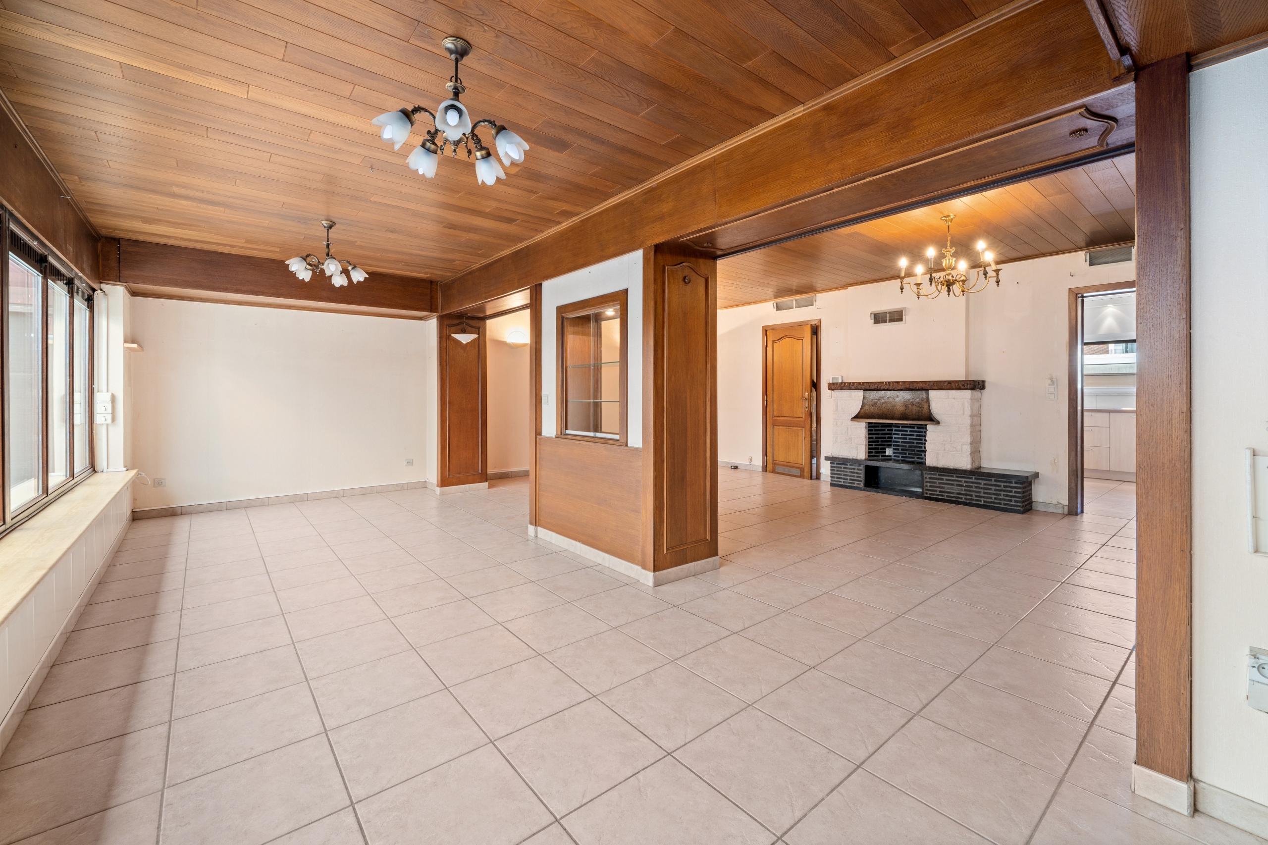 Op te frissen rijwoning op 197m2 in een centraal gelegen buurt - foto 2