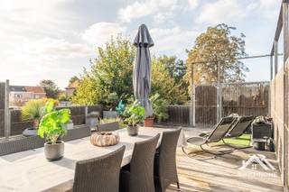 Dit mooie duplex appartement, verhuurd voor 1400 euro/maand (=rendement van 4,81%!!) ontvangt je in een ruime inkomhal, en via de trap kom je tot op de eerste verdieping. Hier vinden we de grote open leefruimte terug, waarbij de raampartijen voor- en achteraan zorgen voor veel lichtinval en een aangename sfeer. De gevelbrede raampartij vormt meteen ook het venster op het grote zonovergoten dakterras, waar je in alle rust kan genieten van de buitenlucht. Zelfs een ingewerkte vijver ontbreekt hier niet ! Ook vanuit de open keuken ervaar je dezelfde openheid, wat het zeer aangenaam maakt om voor het gezin of gasten te kokerellen. Net naast de keuken is er voorzien in een handige extra opbergruimte, en in de gang vinden we het gastentoilet terug. De verdieping erboven herbergt twee ruime slaapkamers (waarvan één momenteel is ingericht als dressing) en de badkamer met ligbad en douche. Een polyvalente kamer geeft je toegang tot de dakverdieping, waar we de derde grote slaapkamer terugvinden. Deze beschikt over een eigen sanitair gedeelte, inclusief douche. Dit is een richtprijs.<br />Bezoekdag op zaterdag 24/10 : Inschrijven via mail naar stefan@immo-home.be, geen telefonische inschrijvingen! Volg ons op Fb en Insta. Voor meer info: www.immo-home.be. GRATIS SCHATTING & GRATIS FINANCIEEL ADVIES