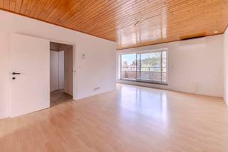 Ruim 1-slaapkamerappartement met terras en garage op gunstige ligging.Op de bovenste verdieping van een kleinschalig gebouw met slechts drie...