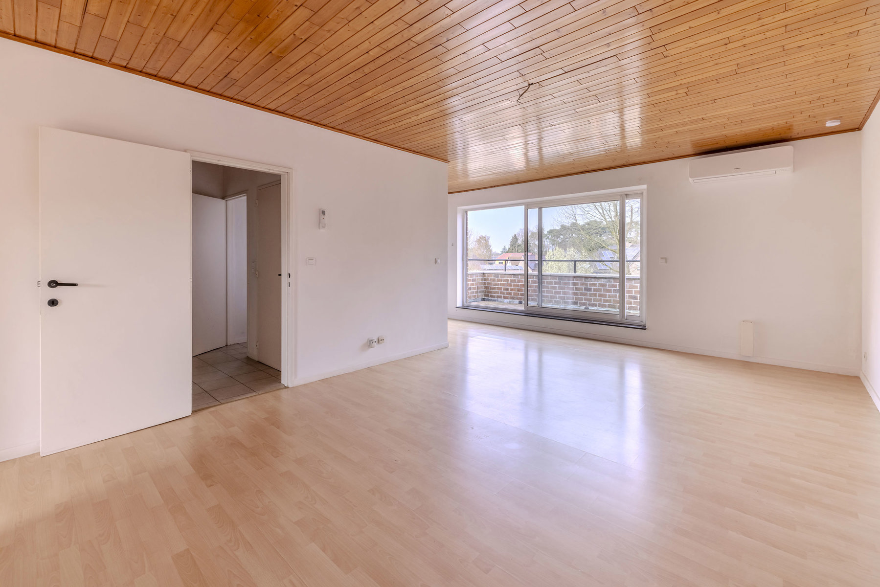 Ruim 1-slaapkamer dakappartement met terras en garagebox. - foto 2