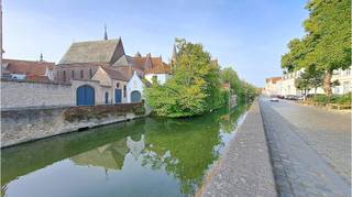 <strong>Ruim en lichtrijk 2-slaapkamerappartement</strong> met GARAGE op rustige ligging in de Sint-Gilliswijk in <strong>centrum Brugge</strong>, vlakbij de <strong>AUGUSTIJNENREI </strong>en dichtbij de vele modaliteiten van de Brugse binnenstad zoals winkels, scholen, openbaar vervoer, recreatie, cultuur, horecazaken enz.<br />+ Asbestveilig!<br />+ CONFORME keuring elektriciteit!<br />+ Energielabel B!<br />+ LIFT aanwezig!<br />+ Uitstekende mobiscore 9,3 op 10!<br />+ Geen renovatieplicht!<br />+ Thans verhuurd en dus ook interessant als vastgoedinvestering!<br /><br />Omvat een inkom met vestiaire, afzonderlijk toilet met wastafel, ruime living met parketvloer, volledig ingerichte keuken, 2 ruime slaapkamers, badkamer met ligbad (aanpalend aan grote kamer), privé kelder en een GARAGE. Uw fiets kan veilig en droog gestald worden in de gemeenschappelijke fietsenberging.<br />Vg,Wche,Gmo,Gvkr,Gvv<br />P-score=A G-score=A<br />#vastgoedinvestering #leukwonen #brugge<br /><br />Bruikbare vloeroppervlakte 74 m²