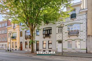 Ruime en lichtrijke woning met een aangename zuidgerichte tuin.Bent u op zoek naar ruimte, natuurlijke lichtinval en rust, zonder de band met de stad te verliezen? Deze prachtige woning aan de Avenue Josse Goffin in Sint-Agatha-Berchem combineert een authentieke en moderne stijl, een comfortabele woonoppervlakte met een unieke leefomgeving.De ruime en lichtrijke ruimtes bieden tal van mogelijkheden voor gezinnen die comfortabel willen wonen, werken en ontspannen onder één dak.De gezellige tuin met terras is een grote troef. Hier verdwijnt de stedelijke sfeer volledig: een groene rustplaats waar u in alle rust kunt genieten van de stilte.Dankzij de ligging vlakbij het openbaar vervoer, winkels en andere voorzieningen geniet u van alle voordelen van het stadsleven, terwijl u tegelijkertijd profiteert van de ruimte en het groen die u eerder buiten de stad zou verwachten.Enkele kenmerken:woonoppervlakte van 353 m²Ruime ruimtesHoge plafondsVeel natuurlijk daglichtGerenoveerde keukenAangename, groene tuin met privacyModerne en authentieke stijlGoede verbinding met het centrum van BrusselOpenbaar vervoer en andere voorzieningen in de buurtStedelijke ligging, zonder de typische stadsdrukteEen woning voor wie niet wil kiezen tussen ruimte, groen en de nabijheid van Brussel.Meer info of een bezichtiging ter plaatse? Neem contact op met STRUCTURA via 02 460 80 46 of info@structura.be.