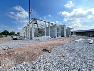 Dit nieuw te bouwen bedrijvenpark omvat KMO-units met oppervlaktes van 128 m² tot 1.090 m², waarbij verschillende units kunnen worden samengevoegd tot grotere entiteiten. De KMO-units, met brandklasse C, zijn opgebouwd uit een staalconstructie met een buitenschil bestaande uit een combinatie van geïsoleerde betonpanelen en sandwichpanelen. De loodsen beschikken over een vrije hoogte van 6 meter, lichtstraten met rookluik, een sectionale poort met afzonderlijke toegangsdeur en individuele nutsleidingen die inbegrepen zijn in de prijs. Tevens zijn de 4 privatieve parkeerplaatsen ook voorzien in de prijs!<br /><br />Het KMO-park is uitstekend gelegen op slechts 5 minuten van de R4 met directe verbinding naar de E17 en E40. Deze ligging zorgt voor snelle en optimale verbindingen richting Gent, Antwerpen, Brussel en omliggende gemeenten.<br /><br />Heeft u interesse of wenst u graag meer details over dit aanbod? Neem contact op met Gill voor meer info, plannen en lastenboek via het nummer 09 219 90 30.