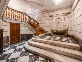 Gelegen nabij de Ter Kamerenabdij aan de Franklin Rooseveltlaan, gerenoveerde woning en achterhuis voor liefhebbers van karakter en mooie materialen van circa ± 700 m² bruto oppervlakte.<br /><br /><span>Atypisch, het biedt grote recepties, een mooie ingerichte keuken, vier slaapkamers met hun eigen badkamers en kasten. Op de begane grond is er een kantoor, een ideale set voor een vrij beroep of apart appartement (slaapkamer, douche, kleine keuken). Het achterhuis, verbonden met het hoofdgebouw door een aangename Italiaanse binnenplaats en door een gang, biedt een dubbele garage en een duplex service appartement.</span><br /><br /><span>Andere: talrijke kelders en twee parkeerplaatsen voor de deur.</span><br /><br /><span>De wijk Ter Kamerenabdij is een prachtige typisch Brusselse wijk, omringd door buurtwinkels. Het biedt gemakkelijke toegang tot het openbaar vervoer. Het ligt niet ver van het stadscentrum en de Louizalaan.</span><br /><br />Voor meer informatie, kunt u contact opnemen met <span>Grégoire Bryssinck op +32 (0) 493 51 29 00.</span>