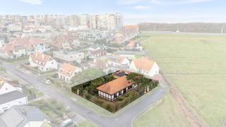 Op een uitzonderlijk rustige en gegeerde locatie in Wenduine, in een doodlopende straat en op wandelafstand van zee en strand, bevindt zich deze alleenstaande gelijkvloerse villa. De eigendom geniet van een zijdelings zicht op de duinen en het aangrenzende natuurgebied, met een prachtig open vergezicht over de polders.

De ligging combineert absolute rust met een vlotte bereikbaarheid van openbaar vervoer, winkels, horeca en sportfaciliteiten.

De woning omvat een inkomhal, een lichtrijke en sfeervolle leefruimte met directe toegang tot de tuin, en een ingerichte keuken. Verder zijn er drie slaapkamers, waarvan één met douche en lavabo, en een tweede met een badkamer voorzien van ligbad, lavabo en toilet. Een afzonderlijk gastentoilet vervolledigt het comfort. Daarnaast is er een hobbyruimte met toegang tot de inpandige garage met berging en wasplaats. Via een schuiftrap is er toegang tot de zolder, aangevuld met een extra zolderruimte boven de garage.

Rondom de woning ligt een zonnige, private tuin met terras en tuinhuis. De woning beschikt over verwarming op aardgas en is uitgerust met zonnepanelen. Oppervlaktes zijn indicatief volgens het EPC-attest

Op zoek naar een eigendom met een uitzonderlijke ligging, open vergezichten en het potentieel om volledig naar eigen smaak in te richten? Contacteer Els voor een bezoek via 0468 13 77 64 of els@keyimmo.be

Overweeg je de verkoop van je eigendom? Reken op onze expertise en een gratis, vrijblijvende schatting.
.