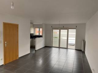 <strong>Rustig gelegen recent duplex appartement (2010) in het centrum van Sterrebeek.</strong><br /><br />Eerste verdieping: Living (36m²) met mooi zuid gericht terras (16m²) en open volledig geïnstalleerde keuken, aparte WC.<br />Tweede verdieping: 2 slaapkamers, badkamer met ligbad met douche, aparte WC en berging.