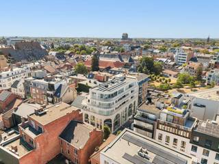 ** sale under the 21% VAT system **<br /><br />Bright penthouse with a view in an absolute prime location in the heart of Hasselt. The high ceilings, generous windows, and abundance of natural light create an exceptional feeling of space. The terrace runs the entire length of the living area and offers a stunning panoramic view over Hasselt.<br /><br />The layout includes a spacious entrance hall with built-in closets and a separate toilet, a generous living area with an open, fully equipped kitchen and dining area, practical storage/laundry room, 2 bedrooms, and a comfortable bathroom with a bathtub and shower. Equipped with several custom-made cabinets including in the bedroom and entrance area. 111 m² gross area (source EPC) EPC A 54<br /><br />A cellar storage is included and the residence has a spacious bicycle storage.<br /><br />Parking is available just a few tens of meters away in the Molenpoort parking at the democratic price of approximately €65/month!<br /><br />Residence The Mill is an exclusive, small-scale residence with only 8 apartments, located on the corner of Demerstraat and Molenpoort. Here you live in the midst of the bustling city life, within walking distance of the Grote Markt, Kanaalkom, shops, and culinary hotspots.<br /><br />The Mill - exclusive penthouse living with light, space, and an exceptional view over Hasselt.