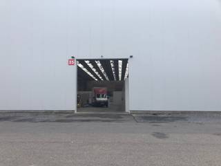 Te huur: magazijn van 1.692 m², hoogte 9 m, met een sectionale poort van 4,30 m, + kantoorruimte van ca. 50 m², gelegen in het bedrijventerrein van...