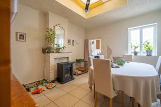 Ontdek deze charmante rijwoning in de Markebekestraat 82 te Marke. <br /><br />Bij binnenkomst word je verwelkomd in de <strong>inkomhal </strong>die leidt naar een<strong> lichtrijke leefruimte,</strong> voorzien van een gaskachel voor gezellige winteravonden. Bij doorwandelen komt u terecht in de <strong>eetkamer, </strong>met aansluitend toegang tot de <strong>keuken </strong>en <strong>badkamer </strong>met douche, lavabo en toilet. Vanuit de keuken heb je toegang tot het <strong>terras </strong>en <strong>tuin</strong>. Een bijkomende troef is de <strong>garage met uitweg</strong> <strong>langs achter,</strong> die extra comfort en opslagruimte biedt. <br /><br />Op de bovenverdieping tref je <strong>twee aangename slaapkamers</strong> aan. <br /><br />Ben je op zoek naar een <strong>rustig </strong>gelegen woning met <strong>garage </strong>en <strong>uitweg </strong>langs achter?<br /><br />Maak vandaag nog je afspraak! Contacteer: <br />Simon op 0471 547 642 - simon@dekeyser.immo of <br />Yorben op 0468 188 061 - yorben@dekeyser.immo