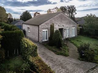<p><span><strong>Open bebouwing op 21 are met aparte garage/magazijn in Betekom</strong></span></p><p><span>Aan de Soelstraat 75A in Betekom vind je deze vrijstaande woning uit 1991 op een ruim perceel van 21 are. Een mooie kans voor wie een woning naar eigen smaak wil opfrissen en op zoek is naar extra buiten- en bergruimte.</span></p><p><span>De woning beschikt over twee slaapkamers, een ingerichte keuken en een veranda. Met een frisse inrichting en enkele gerichte aanpassingen maak je hier een gezellige thuis van.</span></p><p><span>Een belangrijke troef is de aparte garage/magazijnruimte, met plaats voor opslag, hobby’s of het stallen van een voertuig. Het ruime perceel biedt bovendien heel wat mogelijkheden voor tuinliefhebbers.</span></p><p><span>Benieuwd naar het potentieel van deze woning? Contacteer Radix Vastgoed voor meer informatie of een bezoek ter plaatse.</span></p>