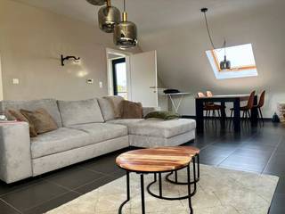 Het appartement heeft de volgende indeling: Men komt binnen via de inkomhal met mogelijkheid tot vestiaire (tegels; 4,5m²). Vanuit de inkomhal...