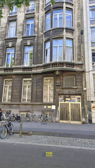 <p><span>Gelijkvloerse autostaanplaats op de Belgiëlei. In een buurt waar een parkeerplek vinden geen evidentie is. Geen hellingen en moeilijke bochten, recht naar achter!</span></p><p><span>Vrij van huurcontract.</span></p>