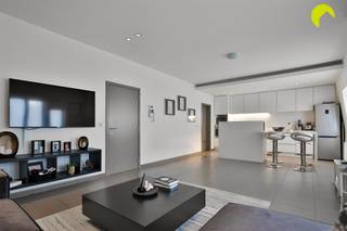 On the border of Edegem and Mortsel, we offer you this spacious and renovated flat (100m²) with 2 bedrooms. Included in the price is a...