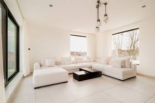 <p><span>Détendez-vous dans ce penthouse ! </span></p><p><span>Vous entrez dans le penthouse par l'ascenseur de la maison avec un code personnel. Le hall d'entrée avec les toilettes pour invités vous conduit dans la première partie du salon. Cette partie est meublée d'une cuisine moderne avec îlot à gauche et d'une salle à manger très lumineuse à droite. Ensuite, l'espace de vie et le salon forment un bel ensemble. La première terrasse donne sur le parc Pennepoel et offre ainsi une belle vue verdoyante. </span></p><p><span>Il y a 3 chambres à coucher spacieuses et un débarras technique avec des connexions pour les machines à laver et à sécher. </span></p><p><span>Le style moderne et les finitions de qualité se retrouvent dans la salle de bains. Celle-ci est entièrement équipée d'une grande douche à l'italienne, d'un double lavabo et de toilettes supplémentaires. </span></p><p><span> </span></p><p><span>Depuis l'une des chambres à coucher, vous aurez accès à une spacieuse terrasse orientée au sud. </span></p><p><span>Le penthouse est proposé avec la possibilité d'acheter les installations et les équipements actuels. </span></p><p><span> </span></p><p><span>En outre, il est possible d'acheter une place de parking souterrain pour €25 000, ce qui permet de rentrer chez soi sans souci tous les jours ! </span></p><p><span> </span></p><p><span>Principaux atouts résumés :</span></p><p><span> </span></p><p><span>- Situation calme</span></p><p><span>- A distance de vélo du centre ville </span></p><p><span>- Efficacité énergétique</span></p><p><span>- Beaucoup d'espace et de lumière</span></p><p><span>- Place de parking à acheter</span></p><p><span> </span></p><p><span> </span></p>