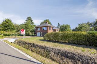 Une maison individuelle à rénover, sur un grand terrain de 2445 m², avec une largeur de rue de 30 mètres. Situé à l'avant dans une zone résidentielle rurale, à l'arrière dans une zone agricole. Conformément à la réglementation en matière d'attribution, la maison peut encore être considérablement agrandie. Au fond du jardin, il y a une dépendance en bois d'environ 100 m² avec des panneaux solaires de 12 kW sur le dessus.La propriété comprend :- hall d'entrée Ce bien est soumis à l'obligation de rénovation imposée par le gouvernement flamand pour les bâtiments résidentiels (sauf en cas de démolition dans les 5 ans suivant l'achat). Pour plus d'informations, veuillez consulter le site web de l'Agence flamande de l'Énergie et du Climat via https://www.vlaanderen.be/een-woning-kopen/renovatieverplichting-voor-residentiele-gebouwen