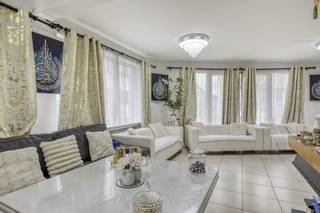 Ontdek dit ruime en lichtrijke appartement met 4 slaapkamers, ideaal gelegen aan de Van Der Nootstraat 2 in het hart van...