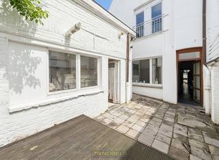 KLEINSCHALIGE, MULTIFUNCTIONELE OPBRENGSTEIGENDOM met historische waarde in hartje Oudenaarde. Het pand is VERGUND ALS KANTOORRUIMTE MET...