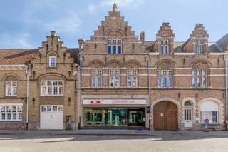 Handelswoning met prachtige gevel op 50m van de Grote Markt van Ieper. Commercieel gelijkvloers van +/- 200m² met mooie grote open...