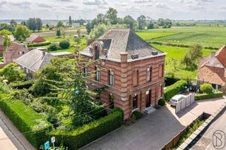 VILLA located in Houtaing with 5 bedrooms, driveway and GARDEN with trees and swimming pool. DESCRIPTION: entrance hall and staircase, large...