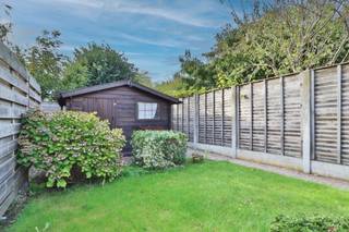 <p><span>Op zoek naar een ruime en lichtrijke woning op een gunstige locatie vlak bij het prachtige park Hof ter Saksen? Dan is deze verzorgde bel-etagewoning beslist een bezoek waard. Met twee volwaardige slaapkamers, een inpandige garage en een aangename tuin combineert deze woning ruimte en wooncomfort met een fijne, groene woonomgeving.<br /><br /></span><span>Via de ruime inkomhal betreedt u de woning. Op het gelijkvloers bevinden zich een praktische bergplaats (met toegang tot de kelder), een afzonderlijke wasberging en een ruime inpandige garage met automatische sectionaalpoort.<br /><br /></span><span>De eerste verdieping vormt het hart van de woning. Hier bevindt zich de sfeervolle en lichtrijke woonkamer met gezellige gashaard. Aansluitend vindt u de open leefkeuken, functioneel ingericht met heel wat opbergruimte en uitgerust met een keramische kookplaat, dampkap, combi-oven, koelkast en spoelbak. Vanuit de keuken geniet u bovendien van een aangenaam zicht op de tuin en heeft u via de buitentrap rechtstreeks toegang tot het terras.<br /><br /></span><span>Op de tweede verdieping bevinden zich twee ruime slaapkamers en een volledig vernieuwde badkamer. Deze is ingericht met een douche, hangtoilet en badkamermeubel met lavabo.<br /><br /></span><span>Achteraan de woning ligt een gezellige en onderhoudsvriendelijke tuin met terras, waar u in alle rust van het buitenleven kunt genieten. De tuin is zowel bereikbaar via de wasberging op het gelijkvloers als via de buitentrap vanuit de keuken.<br /><br /></span><span>Graag laten we u deze woning persoonlijk ontdekken. Plan vandaag nog uw bezoek via </span><span>verkoop@homevast.be</span><span> of bel ons op 03 344 77 44.</span></p>