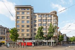 Bekijk alvast het gunstige EPC (B), conforme elektrische keuring, asbestinventaris, de videotour én het grondplan via de Wellimmo-site (documenten).<br /><br />Dit appartement bevindt zich in de befaamde Meirbuilding van architect Jos Baeyens, pal op het kruispunt van de Meir en de Huidevettersstraat, met zicht op de iconische Boerentoren, dé landmark van Antwerpen.<br /><br />Het appartement ademt de originele art-deco stijl en werd met zorg bewaard in zijn authentieke staat. De ruime leefruimte met prachtige natuurstenen schouw en originele visgraatparket zorgt voor een kararaktervol geheel. Dankzij de raampartijen met schitterend zicht en de royale plafondhoogte geniet u hier van veel licht en ruimte.<br /><br />De inkomhal met ingemaakte kasten geeft langs de rechterzijde toegang tot de keuken met aansluitend een inpandig terras van ca. 5 m², ideaal voor een aperitief of ochtendkoffie.<br /><br />Er zijn 2 volwaardige slaapkamers. De hoofdslaapkamer beschikt over een ensuite-badkamer met ligbad, wastafel en toilet. De 2de slaapkamer kan perfect dienstdoen als logeerkamer of bureau. Een 2de badkamer is voorzien van een douche, wastafel en toilet.<br /><br />Het appartement beschikt bovendien over dubbele beglazing en een privatieve kelderberging + fietsenberging.<br />De maandelijkse lasten bedragen 321€ incl verwarming, waterverbruik, syndicus, blokpolis, reservefonds, etc.<br /><br />Een authentiek en stijlvol appartement op toplocatie, voor wie houdt van wonen in het hart van de stad. Winkels, openbaar vervoer en parkeermogelijkheden liggen allemaal op wandelafstand.<br /><br />👉 Meer info of een bezoek: info@wellimmo.net of 03/225 00 68