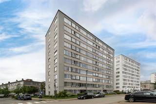 <p><span>Wouter Haecklaan 8 (4th floor) - DEURNE</span></p><p><span> </span></p><p><span>Turnkey apartment (. m²) with 2 bedrooms and terrace in Deurne.</span></p><p><span>Here you live at the foot of the Rivierenhof. Thanks to the easy connection by public transport, car and the velo-sharing system, you can easily reach the city and surrounding communities. Supermarkets and other amenities are also plentiful in the vicinity.</span></p><p><span>The apartment is located on the fourth floor of a well-kept 9-story building, whose roof was renewed in 2021. The fixed costs are €320/month and are all-in. Over the years, several renovations have been carried out, including the electricity (2009), PVC windows on the front (2011) and the toilet (2017). Thanks to the good maintenance, you can move in here without any worries.</span></p><p><span>Through the security door you enter the open entrance hall with fitted wardrobe. In front is the bright living room (32 m²) with adjacent separate kitchen (8 m²) with basic equipment. At the quiet rear are the two full bedrooms of 11 m² and 16 m². From the smallest bedroom you have access to the southwest-oriented terrace (4 m²). Furthermore, the apartment has a bathroom (5 m²) with bathtub/shower and sink, as well as a separate toilet.</span></p><p><span>Finally, there is a private cellar storage room at your disposal.</span></p><p><span>Are you looking for a neat apartment with 2 bedrooms? Do not miss this opportunity! Living space .... m² ref: gross floor area. For more info or a free estimate visit www.hansimmo.be</span></p><p><span> </span></p>