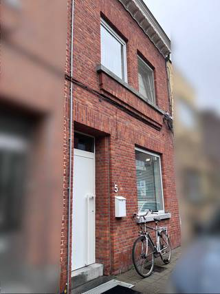 Instapklare, volledig gerenoveerde woning van 135m2 met 3 slaapkamers binnen de grote ring van Hasselt.<br /><br />Een charmante, energiezuinige en volledig gerenoveerde woning op een toplocatie? Deze woning is gelegen binnen de grote ring van Hasselt, op wandelafstand van Quartier Blue en het station. Dankzij de grondige renovatie combineert deze woning hedendaags comfort met authentieke charme.<br />De woning beschikt over een gunstig EPC-label B, een conforme elektrische installatie, een asbestvrije omgeving, zonnepanelen en twee airco-units (in de master bedroom en de zolderruimte), wat garant staat voor energiezuinig en comfortabel wonen.<br /><br />Indeling:<br /><br />Gelijkvloers:<br />• Inkomhal met trap naar de bovenverdieping en de kelder<br />• Gezellige leefruimte met visgraatparket<br />• Open, volledig uitgeruste keuken met kookeiland, voorzien van kwalitatieve toestellen van Siemens en dampkap van Novy<br />• Badkamer op het gelijkvloers<br />• Gezellig, ingesloten terras met optimale privacy<br /><br />Eerste verdieping:<br />• Twee slaapkamers:<br />• Ruime master bedroom aan de voorzijde<br />• Tweede slaapkamer aan de achterzijde met raamdeur en toegang tot het plat dak (mogelijkheid tot dakterras)<br /><br />Zolderverdieping:<br />• Ingerichte zolderruimte, ideaal als werkplek of extra slaapkamer<br />• Veel natuurlijk licht dankzij het velux dakraam<br />• Voorzien van airco<br />Kelder:<br />• Volledig opnieuw bekuipt<br />• Ideaal als opslagruimte<br />• Aansluiting wasmachine<br /><br />Tijdens de renovatie werden verschillende authentieke elementen zorgvuldig behouden, waaronder het prachtige visgraatparket, de karaktervolle vloertegels in de gang en de originele binnendeuren op de bovenverdieping. Dit geeft de woning een unieke en warme uitstraling.<br /><br />Troeven: 3 volwaardige slaapkamers, energiezuinig, zonnepanelen en airco, droge bruikbare kelder, gezellig terras, topligging nabij centrum en station, combinatie van modern comfort en authentieke charme<br /><br />Een ideale woning voor wie comfortabel en zorgeloos wil wonen op een centrale locatie in Hasselt.<br />Beschikbaar vanaf 12 juli.