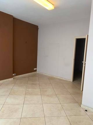 Deze aangename woning is centraal gelegen en biedt heel wat mogelijkheden.<br />De woning beschikt momenteel over 2 kamers en een aangename tuin.<br />Een absolute troef is de ruime, inrichtbare zolderverdieping, die voldoende potentieel biedt om 2 extra grote kamers te creëren.<br />Hierdoor kan de woning eenvoudig uitgebreid worden naar een ruime gezinswoning met maar liefst 4 kamers.<br /><br />De centrale ligging zorgt voor een uitstekende bereikbaarheid en een vlotte verbinding met winkels, scholen, openbaar vervoer en andere voorzieningen.<br /><br />Troeven:<br />Centrale ligging<br />Momenteel 2 kamers<br />Ruime inrichtbare zolder voor 2 extra grote kamers<br />Aangename tuin<br />Veel uitbreidingsmogelijkheden<br />Ideaal als gezinswoning of investering<br /><br />Een woning met veel potentieel, ideaal voor wie ruimte en mogelijkheden wil combineren met een centrale ligging.<br /><br />Een bezoek plannen of wil je meer info ? contacteer ons via www.destryker.be of via tel 02/356.61.60<br />