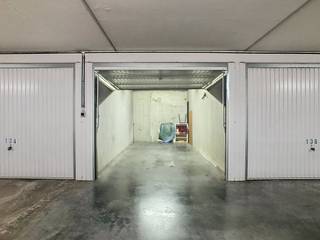 De garagebox is gelegen op verdieping -2 van de residentie Symfonie en heeft een makkelijk in- en uitrit. Afmetingen : - Breedte: 2,72m -...