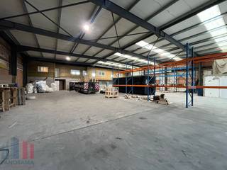 Functioneel bedrijfsgebouw te huur bestaande uit een magazijnruimte gecombineerd met kantoren. Uitstekend gelegen in het bedrijventerrein Europark-Noord en biedt een zeer vlotte bereikbaarheid dankzij de onmiddellijke nabijheid van de op- en afritten van de E17, die je direct verbinden richting Antwerpen, Gent en Brussel.<br /><br />De magazijnruimte, met een oppervlakte van 950 m², is voorzien van 2 automatische sectionaalpoorten, grote lichtstraten met rookluik en een vrije hoogte van 6 meter. Het gebouw beschikt ook over een instapklare kantoorruimte van 200 m², uitgerust met een kitchenette en sanitaire voorzieningen. Daarnaast is er nog een sociale ruimte van 80 m² met mezzanine bovenop aanwezig, ideaal voor extra opslagruimte. De site beschikt tevens over 150 m² buitenruimte aan de achterzijde en ruime parkeermogelijkheden. <br /><br />Contacteer PANORAMA B2B voor bijkomende (technische) inlichtingen, plannen of een vrijblijvend plaatsbezoek 0477 06 30 30.