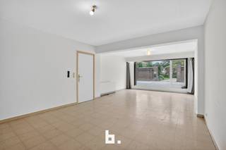 Dit appartement, gelegen in een kleinschalig gebouw met slechts 4 wooneenheden, combineert ruimte, licht en een centrale ligging. Op wandelafstand vindt u zowel winkels als het station, waardoor comfort en bereikbaarheid hand in hand gaan.<br /><br />Bij het binnenkomen leidt de inkomhal u naar het slaapgedeelte aan de rustige achterkant van het gebouw. Hier bevinden zich twee slaapkamers van gelijke grootte en de badkamer met ligbad en lavabomeubel. Daarnaast is er een apart toilet voorzien.<br /><br />Aan de linkerzijde van de inkomhal ontdekt u de ruime, lichtrijke leefruimte. De gesloten keuken sluit aan op de woonkamer en beschikt over een praktische aparte berging.<br /><br />Met een totale oppervlakte van ca. 99 m² biedt dit appartement een aangenaam wooncomfort. Bovendien werd het recent volledig geschilderd, waardoor het meteen klaar is voor een nieuwe bewoner.<br /><br />Troeven:<br />- Kleinschalig complex (4 appartementen)<br />- Centrale ligging, op wandelafstand van winkels en station<br />- 2 volwaardige slaapkamers<br />- Buitenruimte aanwezig<br />- Ruime, lichtrijke woonruimte<br />- Badkamer met ligbad en lavabomeubel<br />- Aparte berging en apart toilet<br />- Net volledig geschilderd<br />- Geen renovatieplicht<br /><br />Heeft u vragen of wenst u een bezoek?<br />Contacteer ons vandaag nog voor meer informatie of een afspraak!<br />0479 616 455 of julie@bricx.be