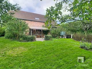 <p><span>Op zoek naar een woning met ruimte, karakter, rust én een tuin waar u écht tot adem komt? Dan is deze prachtige gezinswoning aan de </span><span>Butserenstraat 29 in Koersel-Beringen</span><span> absoluut een bezoek waard. Deze woning, gebouwd in de jaren negentig, combineert een stevige basis met een bijzonder aangename woonbeleving en vormt een ideale thuis voor gezinnen die nood hebben aan plaats, comfort en privacy.</span></p><p><span>Topics</span></p><p><span>- schitterende tuin, uitgevend op een paardenweide;</span></p><p><span>- kortbij centrum Beringen;</span></p><p><span>- drie ruime slaapkamers;</span></p><p><span>- electriciteit conform, geen asbest, degelijk EPC-label;</span></p><p><span>De woning bevindt zich op een mooi perceel van </span><span>12a47ca</span><span> en geniet van een rustige ligging in Koersel, op ongeveer </span><span>4 km van het centrum van Beringen</span><span>. U woont hier landelijk en groen, maar toch met winkels, scholen, verbindingswegen en dagelijkse voorzieningen binnen vlotte bereikbaarheid. De ligging is bijzonder aangenaam voor wie graag rustig thuiskomt, zonder in te boeten op praktische bereikbaarheid.</span></p><p><span>Een van de grote troeven van dit eigendom is zonder twijfel de </span><span>prachtige tuin</span><span>. Achteraan grenst de tuin aan een weide waar paarden gehouden worden, wat zorgt voor een uitzonderlijk landelijk en open gevoel. De tuin werd bewust op een natuurlijke, licht wilde manier aangelegd, waardoor hij een charmante, ontspannen en bijna parkachtige sfeer uitstraalt. Dankzij de ideale oriëntatie, de aanwezige beplanting en de bomen geniet u hier op elk moment van de dag van aangename plekjes zon én schaduw. Zeker tijdens warme zomerdagen is dit een heerlijke plek om te vertoeven, te ontspannen, te lezen, te spelen of gezellig samen te komen met familie en vrienden.</span></p><p><span>Binnenin biedt de woning bijzonder veel ruimte. Met </span><span>drie zeer ruime slaapkamers</span><span> is dit een huis dat perfect beantwoordt aan de noden van grotere gezinnen, nieuw samengestelde gezinnen of bewoners die extra kamers wensen voor bureau, hobbyruimte of logeerkamer. Eén van de slaapkamers beschikt bovendien over een </span><span>dressing</span><span>, wat extra comfort en opbergruimte biedt. De indeling voelt royaal aan en geeft tal van mogelijkheden om de woning volledig naar eigen smaak en levensstijl in te richten.</span></p><p><span>Ook technisch biedt deze woning belangrijke geruststellingen. De </span><span>elektrische installatie is conform</span><span>, er is </span><span>geen asbest aanwezig</span><span> en de woning behaalt een </span><span>EPC-label C</span><span>. Dat zijn sterke elementen voor kopers die op zoek zijn naar een degelijke woning met een correcte energetische basis. Bovendien kan, onder voorbehoud van het voldoen aan de wettelijke voorwaarden, het verlaagde tarief van </span><span>2% registratierechten</span><span> mogelijk van toepassing zijn. Laat dit uiteraard steeds bevestigen door uw notaris of fiscaal adviseur.</span></p><p><span>Deze woning is een echte </span><span>topaanbieding</span><span> voor wie ruimte, rust en groen belangrijk vindt. De combinatie van het royale perceel, de ruime slaapkamers, de mooie tuin met zicht op de achterliggende weide en de aangename ligging in Koersel maakt dit eigendom bijzonder aantrekkelijk. Hier vindt u geen standaardwoning, maar een warme thuis met karakter, potentieel en een uitzonderlijk aangename buitenbeleving.</span></p><p><span>Wilt u deze woning zelf ontdekken? Neem dan contact op met </span><span>Immo Diest</span><span> voor meer informatie of een bezoek ter plaatse.</span></p><p><span>Bezoek? </span><span><br /></span><span>Immo Diest</span><span><br />Tel. kantoor: <span>013 31 25 22</span></span><span><br />Makelaar: </span><span>Jan Vanonckelen</span><span><br />E-mail: <span>jan.vanonckelen@immodiest.be</span></span><span><br />Website: <span>www.immodiest.be</span></span></p>
