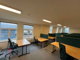 Bureaux prêts à l'emploi de 266 m², idéalement situés à 2 km du centre de Gand et à courte distance de l'autoroute E17-E40. Facilement accessible par les transports en commun.<br /><br />Cet espace de bureau dispose d'une grande cuisine, de salles de réunion/bureaux séparés, d'auvents, ... . Un grand parking est disponible à proximité du bâtiment. Disponible immédiatement.<br />Intéressé par cet emplacement unique ?<br /><br />Contactez PANORAMA pour plus d'informations ou pour une visite sans engagement : 0477 44 39 30.