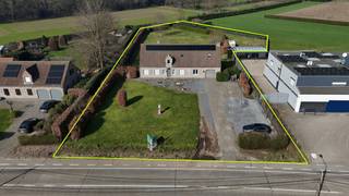 Mooie en zeer ruime villa in fermette stijl, ingedeeld als koppel/kangoeroewoning, met een bewoonbare oppervlakte van 300m² en een perceelgrootte van 4149m². De woning omvat op het gelijkvloers een inkomhal met gastentoilet, grote leefruimte met open, volledig geïnstalleerde keuken, nachthal, 2 slaapkamers, badkamer met inloopdouche en ligbad, en een inpandige garage. Een vaste trap leidt u naar de eerste verdieping welke volledig is ingericht als appartement (115m²), beschikkende over een leefruimte met open, geïnstalleerde keuken, 3 slaapkamers, badkamer (met douche) en apart toilet. Prachtig perceel grenzend aan agrarisch gebied met zowel vooraan veel ruimte, alsook achteraan eindeloos veel mogelijkheden dmv een aparte toegang. Laat u betoveren door de opportuniteiten die deze woonst te bieden heeft.