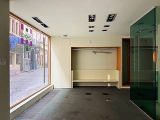 Dit handelspand is gelegen in de Meerseniersstraat de vroeger "zuivelstege", de verbindingsweg tussen de Vrijdagmarkt en Oudburg. De straat werd omgedoopt in Meerseniersstraat naar het gildehuis der Meerseniers of koopmannen, eertijds gezeteld waren in deze straat. Op vandaag zitten hier tal van Hippe winkeltjes en horeca zaken waaronder het kanon, Souplounge, Ludo Kafe... Dit pand is uiterst geschikt voor een klein detailhandel, decoratie of souvenirwinkel.<br />Had u graag het pand bezocht? 09 279 11 22 of info@centeroffice.be