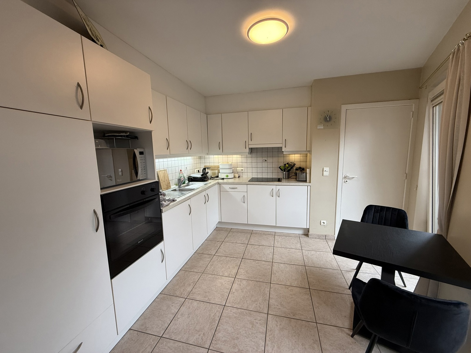 GELIJKVLOERSAPPARTEMENT MET TERRAS EN GARAGE IN HET CENTRUM VAN TIELT.  - foto 4