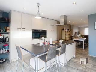 <p><span>Welkom in deze volledig gerenoveerde (2015) halfopen woning in Nieuwerkerken (8 are) , een moderne en gezellige familiewoning met een bewoonbare oppervlakte van 166 m². </span></p><p><span>De woning beschikt over 2 ruime slaapkamers, 1 badkamer, 1 berging, keuken, leefruimte en salon. Beide kamers hebben ingebouwde kledingkasten en veel lichtinval. 1 kamer heeft zicht op de velden, de andere op de tuin. </span></p><p><span>Het hart van deze woning is zonder twijfel de open woonkeuken. De volledig geïnstalleerde keuken grenst met een schuifraam aan het gezellige terras (met ingebouwde kachel) en achterliggende tuin (ZW) met zwembad en kippenhok.</span></p><p><span>De badkamer is voorzien van een modern design met een inloopdouche, apart bad, dubbele wastafel en toilet. </span></p><p><span>De garage dient voorlopig als stelplaats voor fietsen en extra opslagruimte. Er is plaats voor 2 of meer wagens onder de carport of de oprit.<br />Enkele extra troeven:<br />+ Keuken bevat inductiekookplaat (AEG), 1 microgolf oven (AEG) en 1 combioven (AEG), afwasmachine (MIELE), afzuigkap (NOVY) en een eiland in natuursteen<br />+ Vloerverwarming op gelijkvloers (ceramische tegels) op gas<br />+ Beglazing: hoogrendement: 3 dubbelglas<br />+ Badkamer met BAD + DOUCHE<br />+ Extra verwarming/koeling (airco) via warmtepomp (boven én beneden)</span></p><p><span>+ Zuidwest gerichte tuin<br />+ Regenwaterput van 10.000 liter <br />+ Garage met sectionale poort<br />+ Carport voor stationering van meerdere wagens<br />+ 17 zonnepanelen met micro-omvormer + thuisbatterij (2022)<br />+ Dak en muren zijn geïsoleerd <br />+ EPC A: energiezuinige woning<br />+ Asbestveilig<br />+ Elektriciteit conform</span></p><p><span>+ Gescheiden riolering</span></p><p><span>+ Mogelijkheid om tot 4 meter aan de linkerzijde van de woning bij te bouwen (eventueel voor 3° slaapkamer)<br />Ontdek deze energiezuinige gezellige woning midden in de bloesems. Contacteer mij voor een bezoek op 013 31 25 22 of mail <span>wendy@immodiest.be</span></span></p><p><span>We helpen je met een glimlach verder op zoek naar jouw nieuwe thuis.</span></p><p><span>In afwachting van het bezoek kan je alvast de virtuele tour bekijken.</span></p><p><span> </span></p><p><span> </span></p>